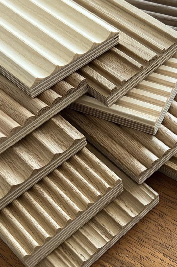 Straight edge glued solid wood panel with continuous grain